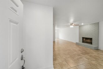 10715 Nobility Dr in Houston, TX - Foto de edificio - Building Photo