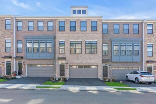 6 Augustus Dr in Middletown, NJ - Building Photo