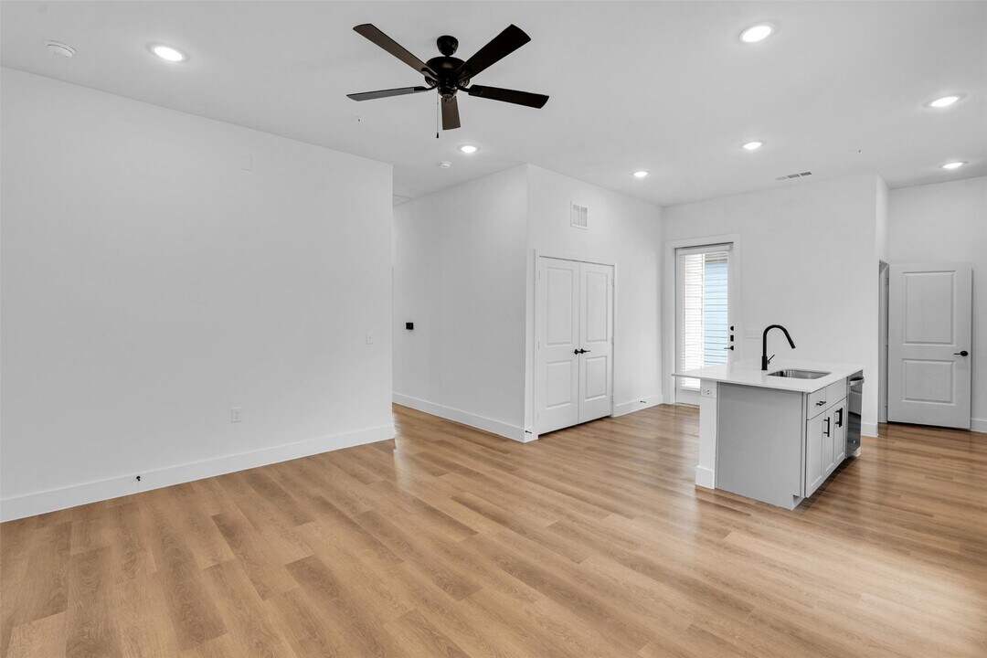 1438B Forward Dr in Little Elm, TX - Foto de edificio