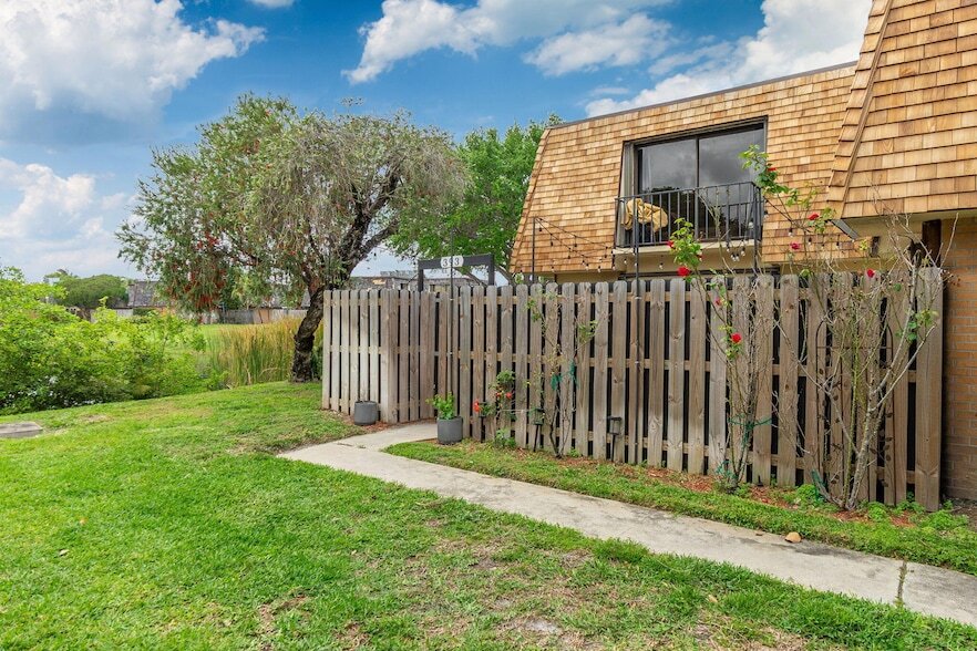 393 Lake Arbor Dr in Palm Springs, FL - Foto de edificio