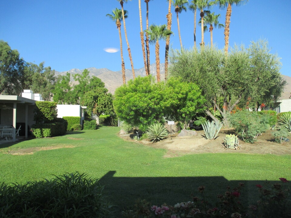 2230 S Sunshine Cir in Palm Springs, CA - Building Photo
