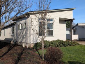 1062 Hatton Ave in Eugene, OR - Building Photo - Building Photo