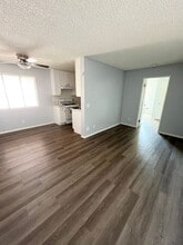 BAYVIEW in Wilmington, CA - Foto de edificio - Interior Photo