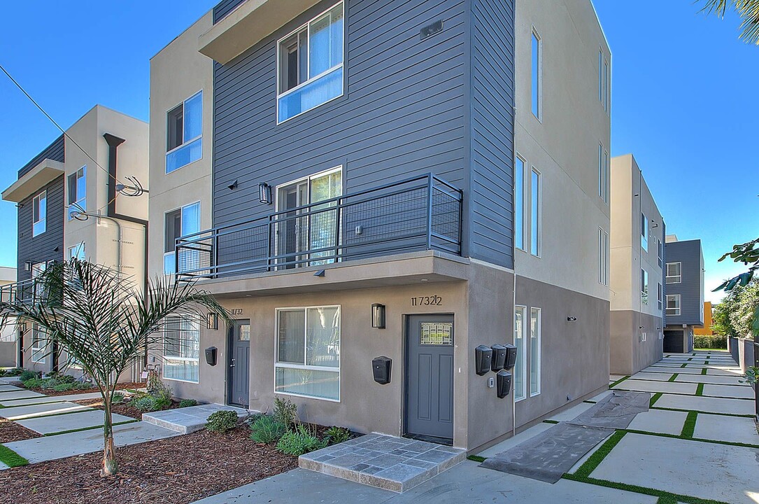 11732 Hamlin St in Los Angeles, CA - Building Photo