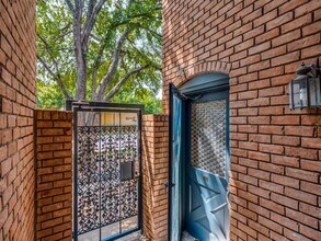 6011 E University Blvd in Dallas, TX - Building Photo - Building Photo