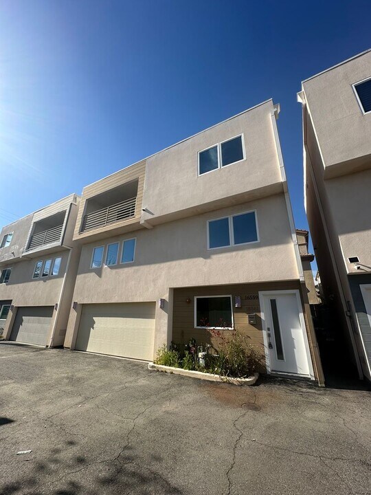 16551 Vine Ter in Los Angeles, CA - Building Photo