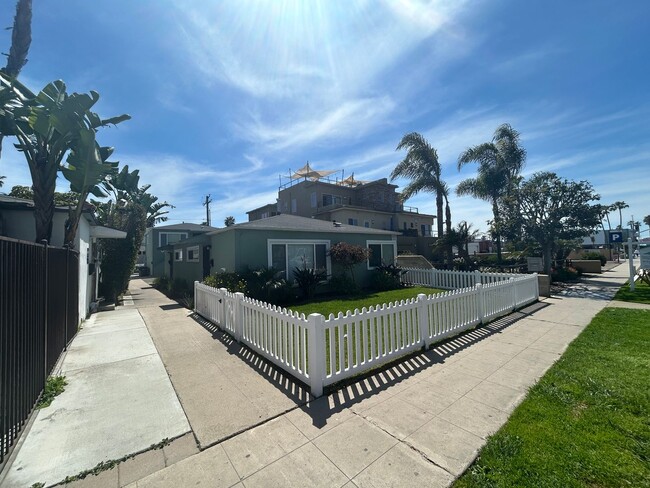 841-845 Felspar St in San Diego, CA - Building Photo - Building Photo
