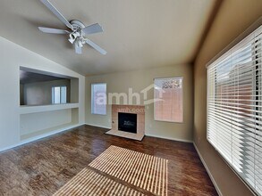 325 Greenleaf Glen St in Henderson, NV - Foto de edificio - Building Photo