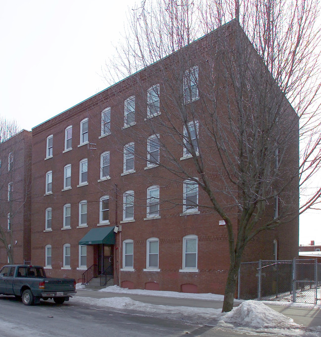 552 S Summer St in Holyoke, MA - Building Photo - Building Photo