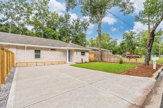 443 Cobb Ave E in Crestview, FL - Foto de edificio - Building Photo