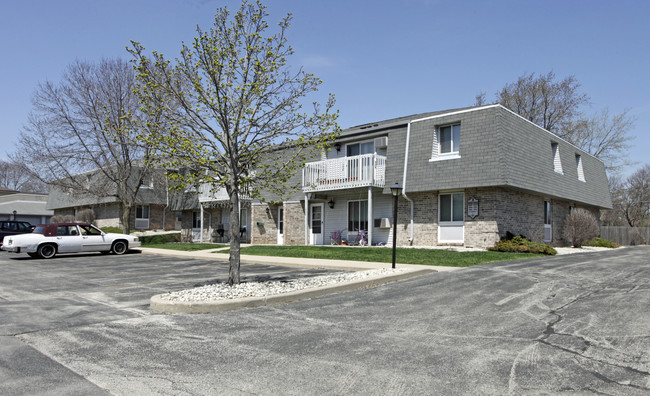 South Shore Point in St. Francis, WI - Foto de edificio - Building Photo