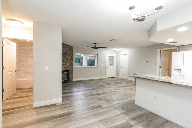 5404 Deltona Blvd in Spring Hill, FL - Foto de edificio - Building Photo