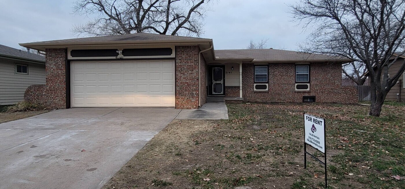 2141 S Lori Ln in Wichita, KS - Building Photo