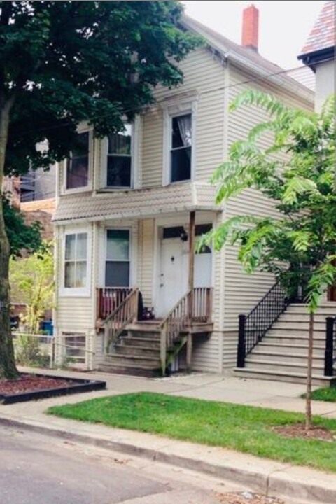 3214 N Hoyne Ave, Unit 3R in Chicago, IL - Building Photo
