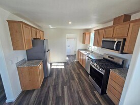 590 E Kinney St in Coalinga, CA - Building Photo