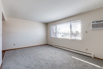 Goldenstar in Maplewood, MN - Foto de edificio - Interior Photo