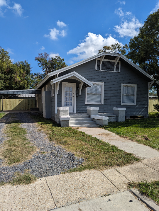 820 W St Peter St in New Iberia, LA - Building Photo