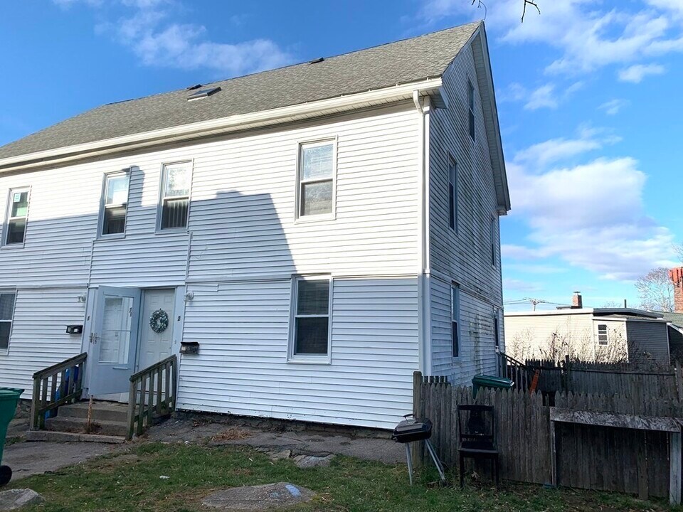 712 Lawrence St-Unit -2 in Lowell, MA - Foto de edificio