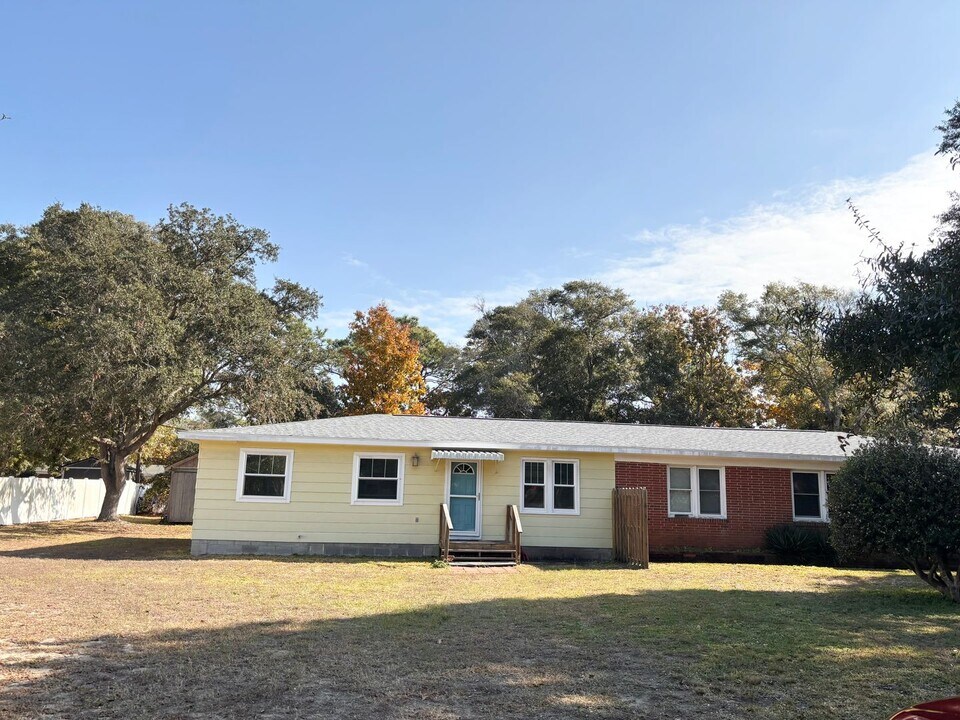 404 Norton St in Oak Island, NC - Building Photo
