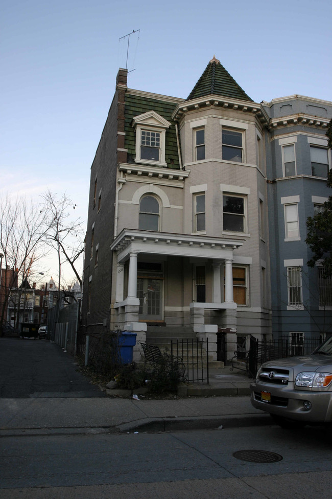 1531 Park Rd NW in Washington, DC - Foto de edificio - Building Photo
