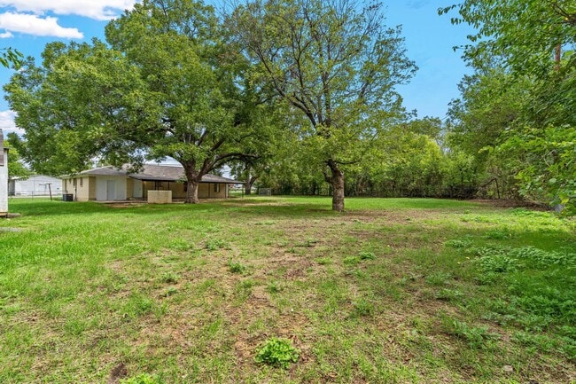 205 W 14th St in Joshua, TX - Building Photo - Building Photo