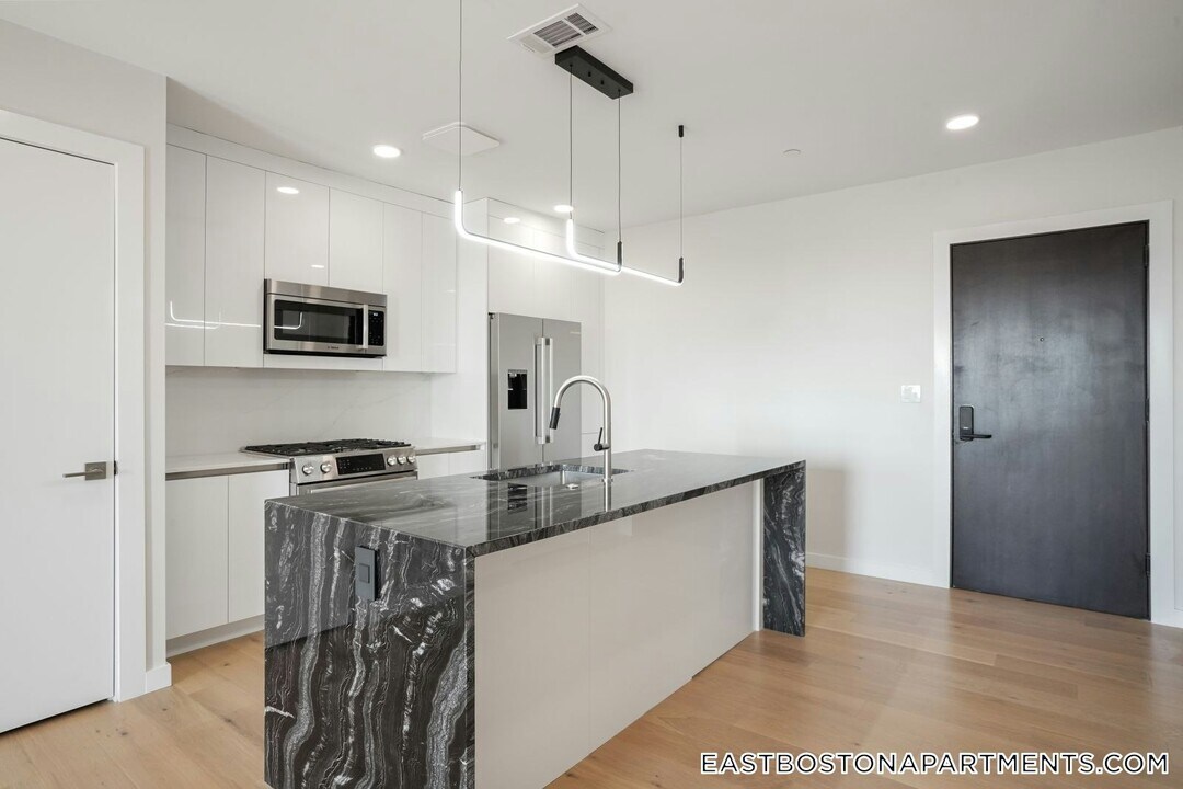 194 Sumner St in Boston, MA - Building Photo