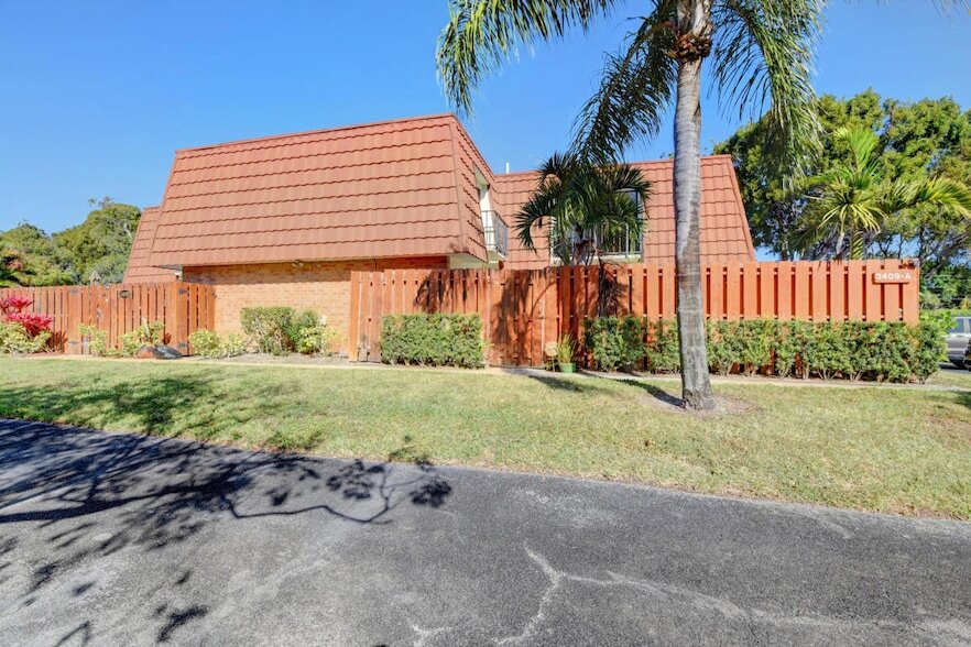 3409 Spanish Wells Dr, Unit 56A in Delray Beach, FL - Building Photo
