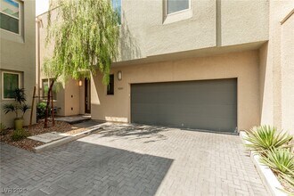 11297 Gravitation Dr in Las Vegas, NV - Building Photo - Building Photo