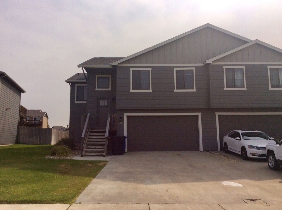 3286 Stephanie Dr in Dickinson, ND - Building Photo