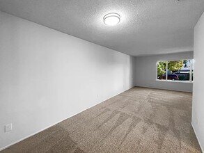 4515 Montril Way in Sacramento, CA - Foto de edificio - Building Photo