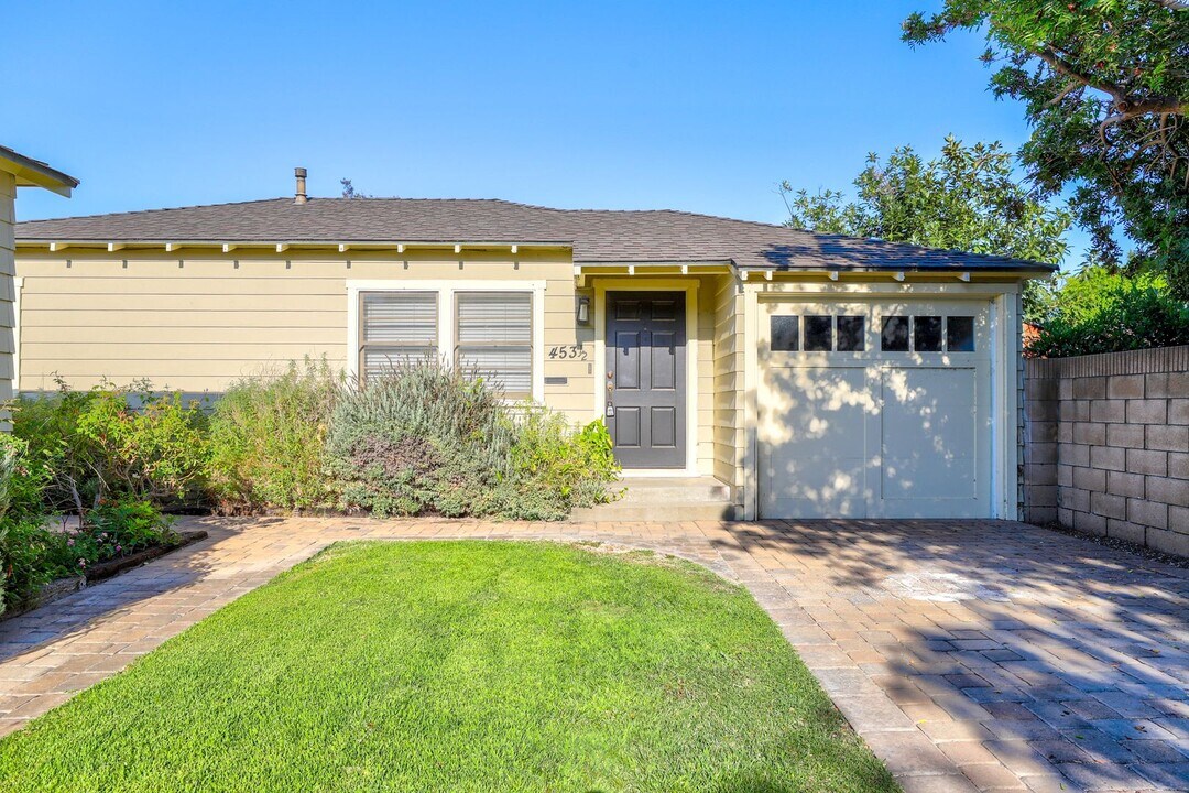 451-453 N Olive St in Orange, CA - Foto de edificio