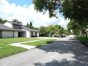 11530 SW 92nd St in Miami, FL - Building Photo - Building Photo