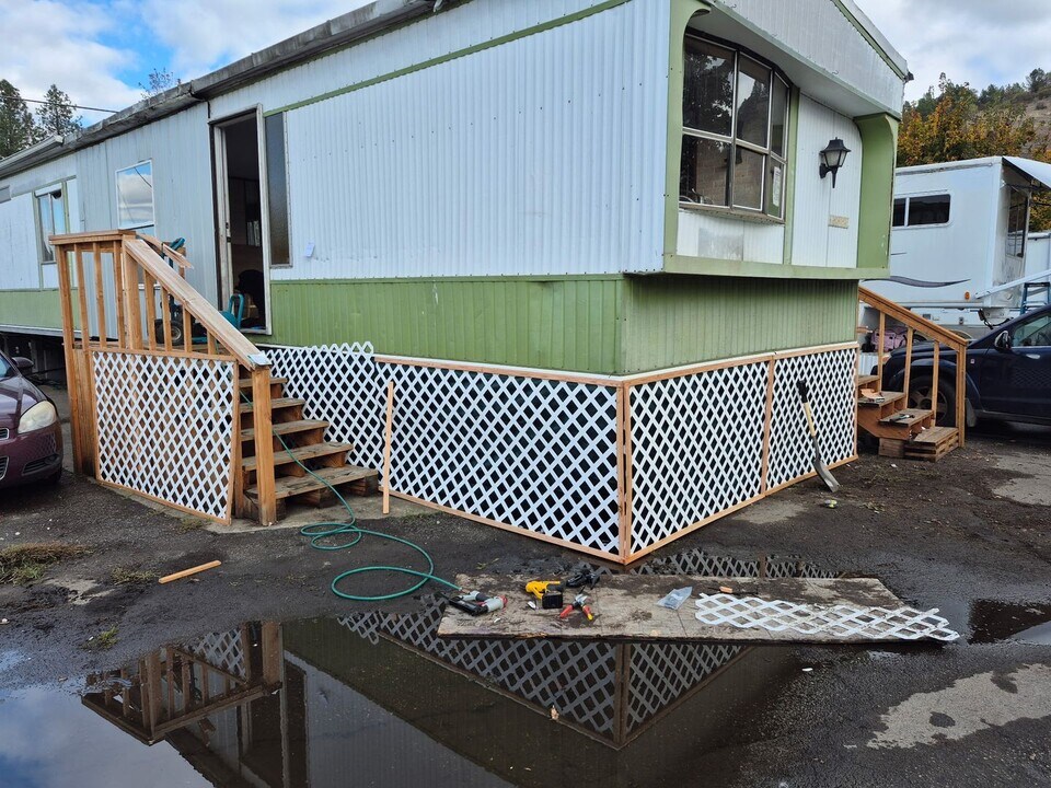 5461 SW Grange Rd in Roseburg, OR - Building Photo