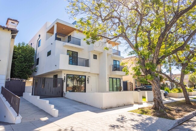 property at 456 N Poinsettia Pl