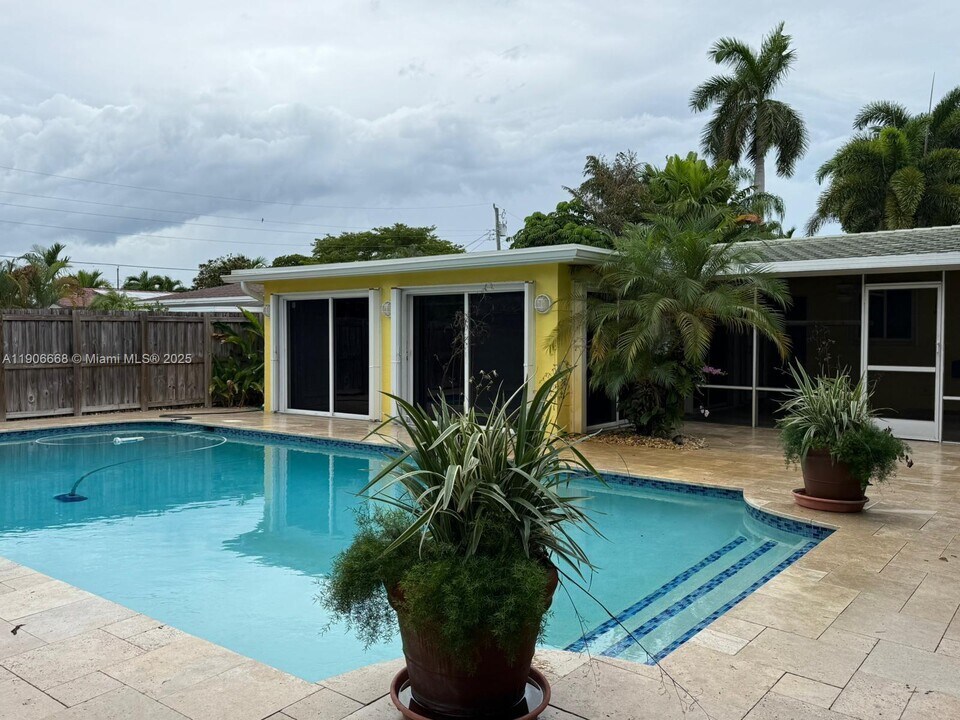 1728 NE 39th St in Oakland Park, FL - Building Photo