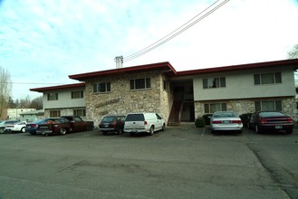 Astro Plaza Apartments in Burien, WA - Building Photo - Building Photo