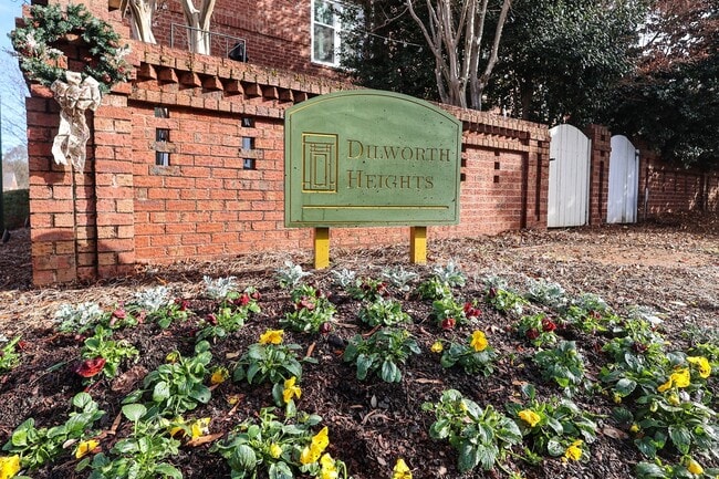 2664 Dilworth Heights Ln in Charlotte, NC - Foto de edificio - Building Photo