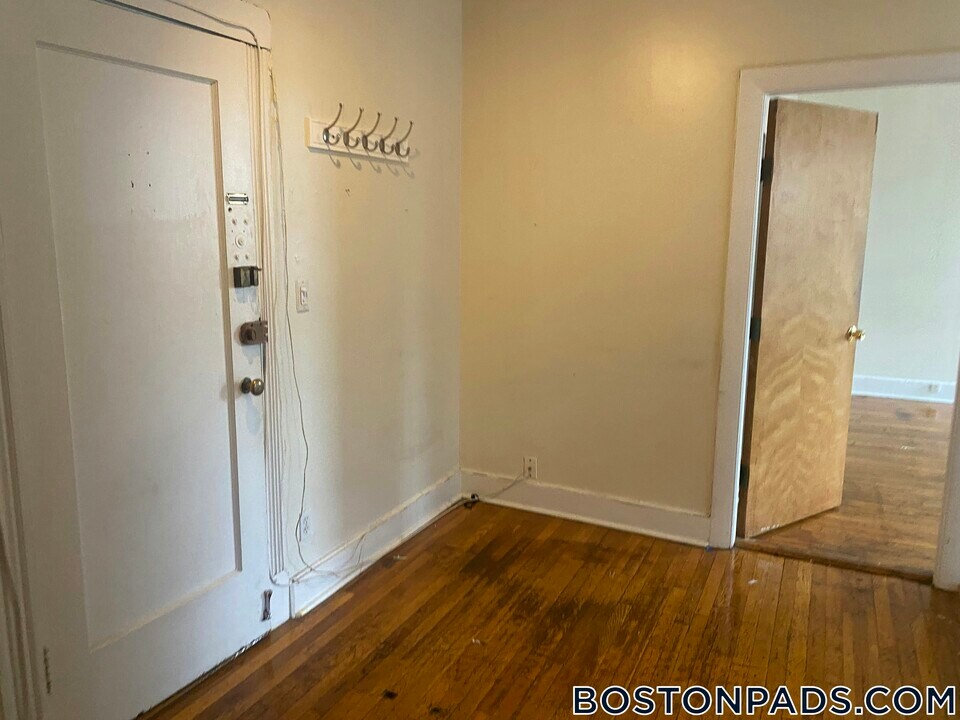 126 Warren St in Boston, MA - Building Photo