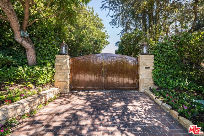 1550 Amalfi Dr in Los Angeles, CA - Building Photo - Building Photo