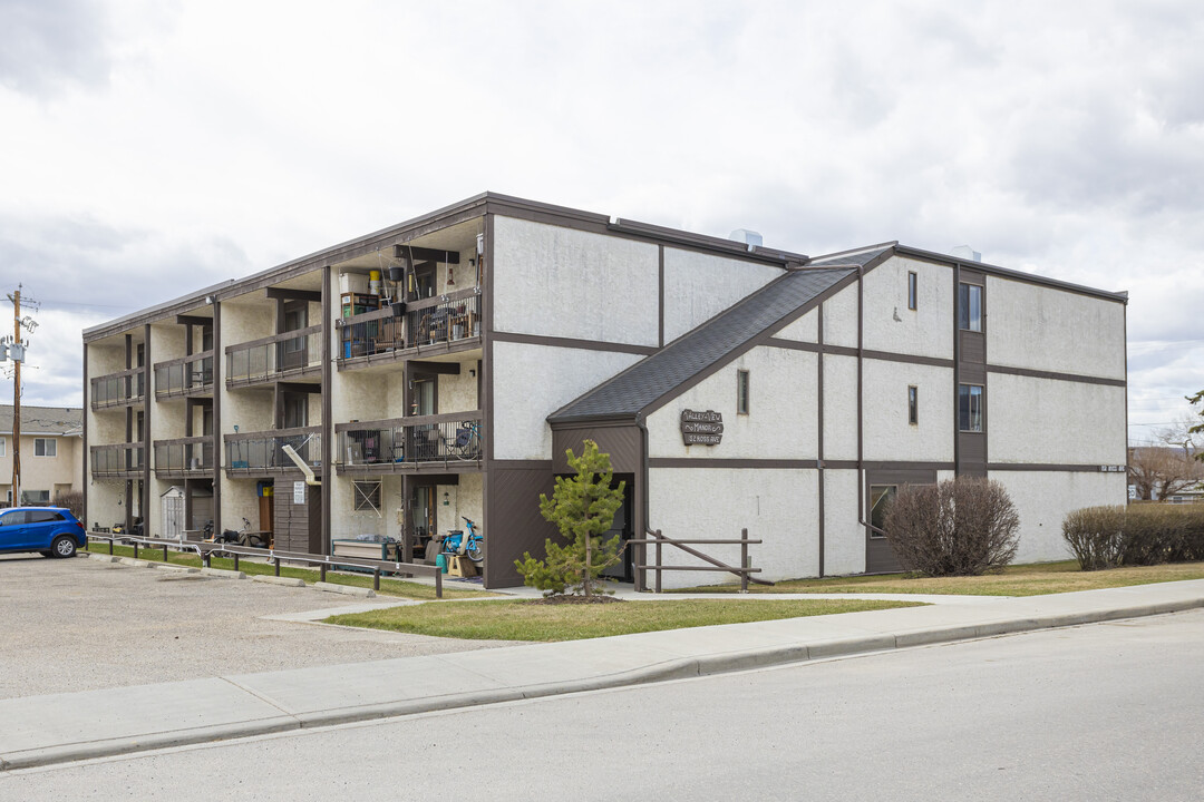 152 Ross Av in Cochrane, AB - Building Photo