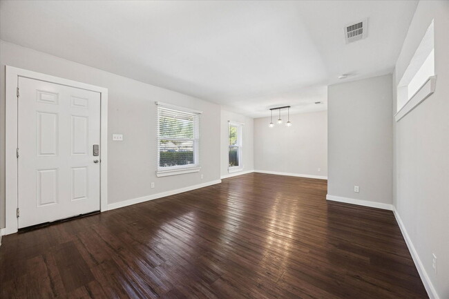 9711 Marlborough Dr in Austin, TX - Foto de edificio - Building Photo