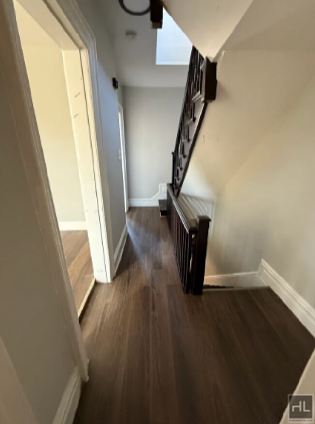224 E 237th St-Unit -DUPLEX in Bronx, NY - Building Photo - Building Photo