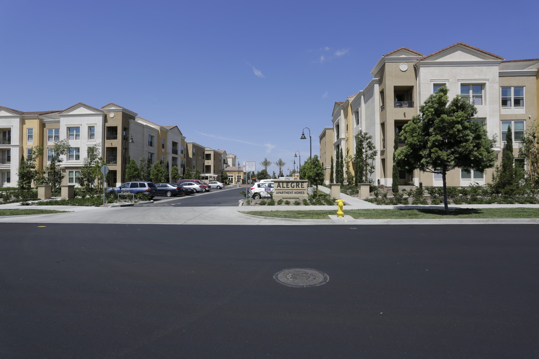 Alegre Apartments in Irvine, CA - Foto de edificio