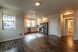 16323 NW Chadwick Way, Unit 203 in Portland, OR - Building Photo - Building Photo
