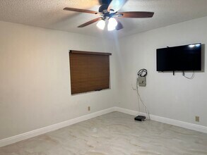 4931 NW 86th Ave in Lauderhill, FL - Foto de edificio - Building Photo