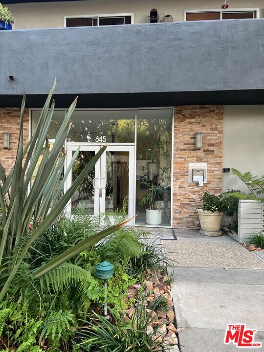 645 Westmount Dr in West Hollywood, CA - Building Photo