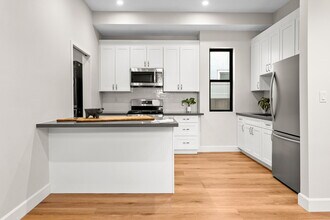 2430 E 7th St in Long Beach, CA - Building Photo - Building Photo