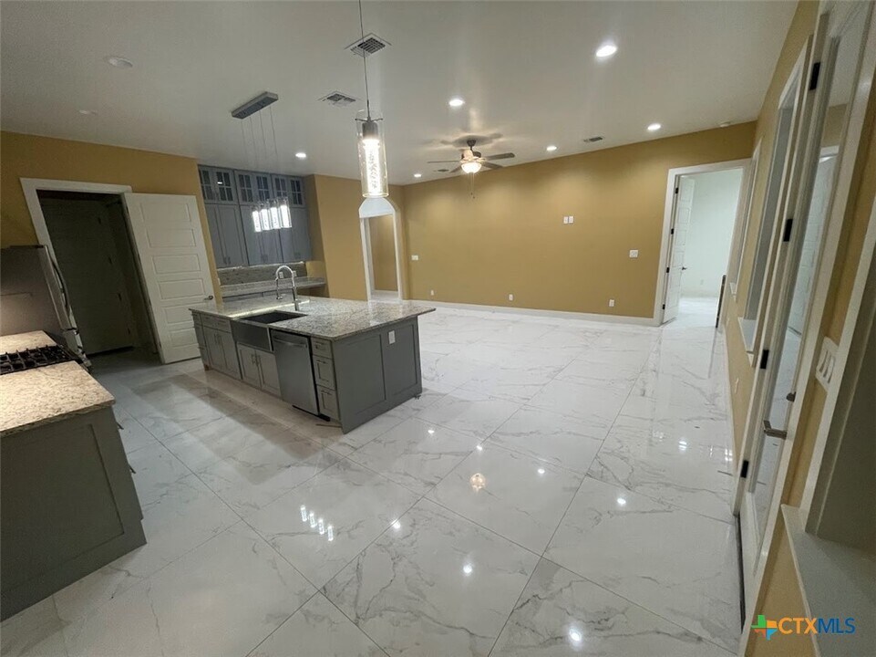 615 Hummingbird Hill in Canyon Lake, TX - Building Photo