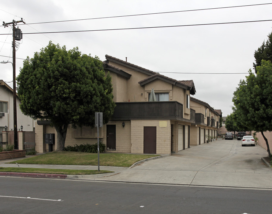 8740 Valley View St in Buena Park, CA - Foto de edificio