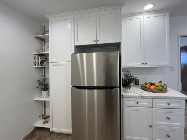 325 E Stocker St in Glendale, CA - Foto de edificio - Building Photo